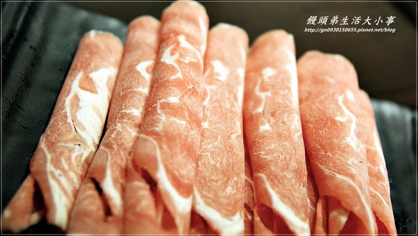 涮八方紫銅鍋(三重店)：【食記/新北市】天冷要來吃吃酸菜白肉鍋補補身吧♪♪涮八方紫銅鍋♪♪