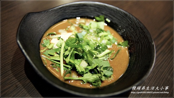 涮八方紫銅鍋(三重店)：【食記/新北市】天冷要來吃吃酸菜白肉鍋補補身吧♪♪涮八方紫銅鍋♪♪