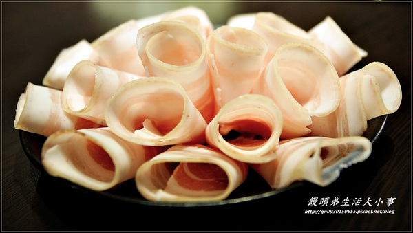 涮八方紫銅鍋(三重店)：【食記/新北市】天冷要來吃吃酸菜白肉鍋補補身吧♪♪涮八方紫銅鍋♪♪