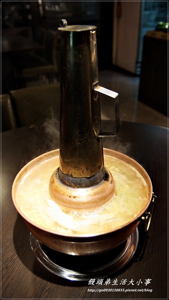 涮八方紫銅鍋(三重店)：【食記/新北市】天冷要來吃吃酸菜白肉鍋補補身吧♪♪涮八方紫銅鍋♪♪