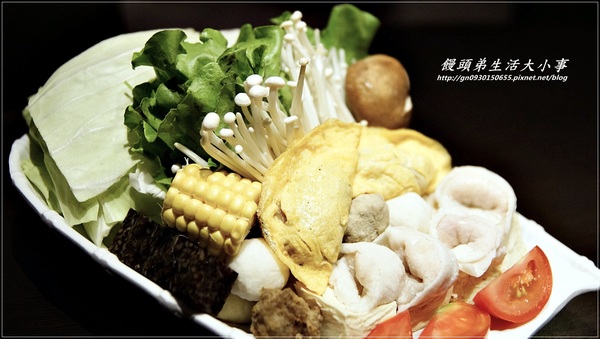 涮八方紫銅鍋(三重店)：【食記/新北市】天冷要來吃吃酸菜白肉鍋補補身吧♪♪涮八方紫銅鍋♪♪