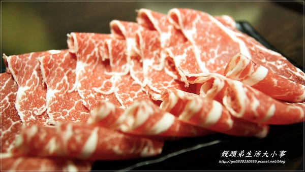 涮八方紫銅鍋(三重店)：【食記/新北市】天冷要來吃吃酸菜白肉鍋補補身吧♪♪涮八方紫銅鍋♪♪