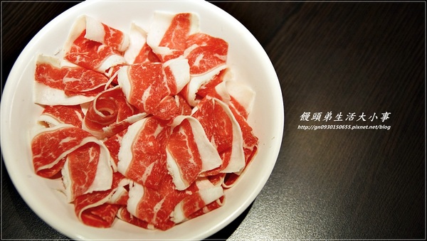 涮八方紫銅鍋(三重店)：【食記/新北市】天冷要來吃吃酸菜白肉鍋補補身吧♪♪涮八方紫銅鍋♪♪