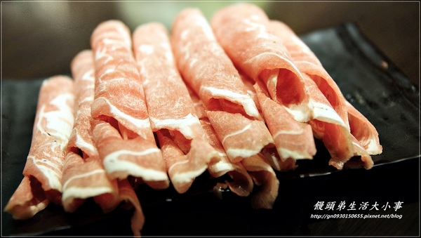 涮八方紫銅鍋(三重店)：【食記/新北市】天冷要來吃吃酸菜白肉鍋補補身吧♪♪涮八方紫銅鍋♪♪