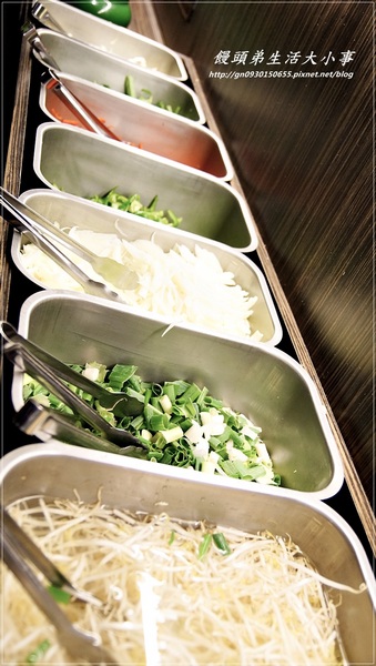 涮八方紫銅鍋(三重店)：【食記/新北市】天冷要來吃吃酸菜白肉鍋補補身吧♪♪涮八方紫銅鍋♪♪