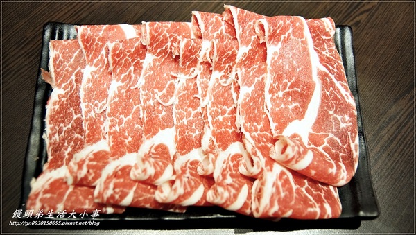 涮八方紫銅鍋(三重店)：【食記/新北市】天冷要來吃吃酸菜白肉鍋補補身吧♪♪涮八方紫銅鍋♪♪