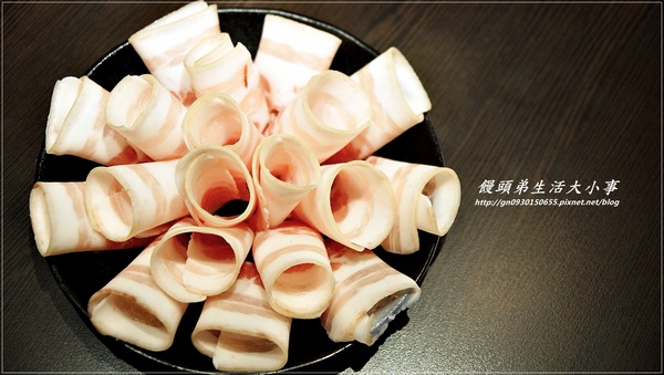 涮八方紫銅鍋(三重店)：【食記/新北市】天冷要來吃吃酸菜白肉鍋補補身吧♪♪涮八方紫銅鍋♪♪