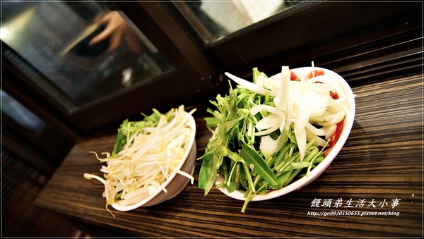 涮八方紫銅鍋(三重店)：【食記/新北市】天冷要來吃吃酸菜白肉鍋補補身吧♪♪涮八方紫銅鍋♪♪