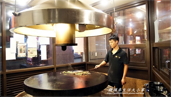 涮八方紫銅鍋(三重店)：【食記/新北市】天冷要來吃吃酸菜白肉鍋補補身吧♪♪涮八方紫銅鍋♪♪