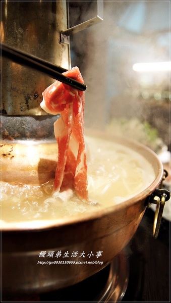 涮八方紫銅鍋(三重店)：【食記/新北市】天冷要來吃吃酸菜白肉鍋補補身吧♪♪涮八方紫銅鍋♪♪