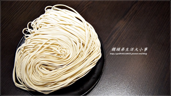 涮八方紫銅鍋(三重店)：【食記/新北市】天冷要來吃吃酸菜白肉鍋補補身吧♪♪涮八方紫銅鍋♪♪