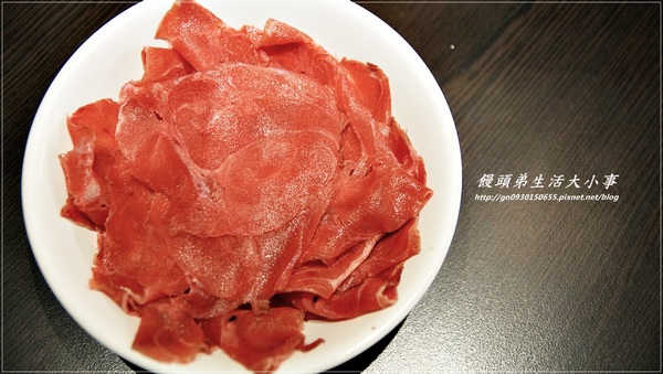 涮八方紫銅鍋(三重店)：【食記/新北市】天冷要來吃吃酸菜白肉鍋補補身吧♪♪涮八方紫銅鍋♪♪