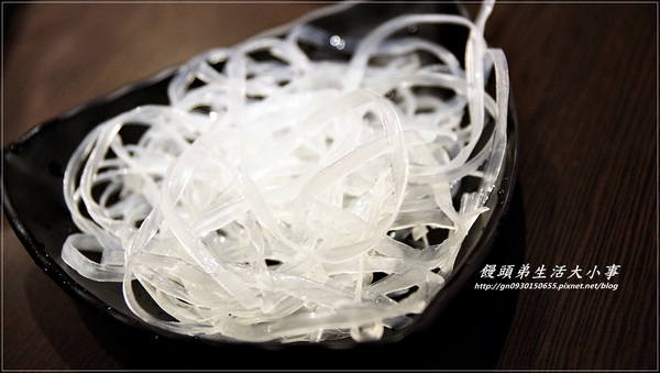 涮八方紫銅鍋(三重店)：【食記/新北市】天冷要來吃吃酸菜白肉鍋補補身吧♪♪涮八方紫銅鍋♪♪