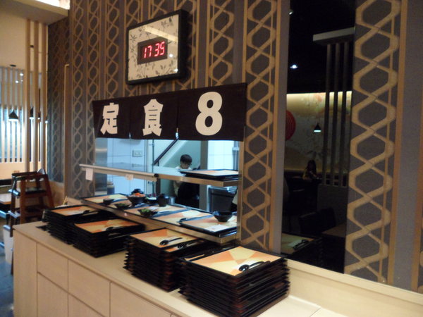爭鮮定食8(林口店)：【新北林口．美食】定食8 ☆ 平價美味生魚片 ☆ 八種定食通通180