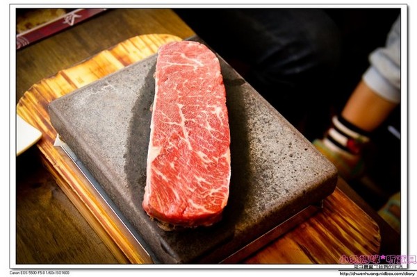 饗厚牛排(旗艦店):【美食♥桃園】☼ 饗厚牛排(林口店)☼油脂豐富沙朗心/比臉大的20盎司牛排/自己控制熟度岩燒牛排都超級美味呀! ♥♥