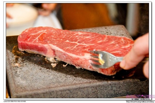 饗厚牛排(旗艦店):【美食♥桃園】☼ 饗厚牛排(林口店)☼油脂豐富沙朗心/比臉大的20盎司牛排/自己控制熟度岩燒牛排都超級美味呀! ♥♥