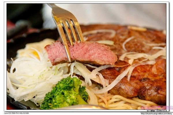 饗厚牛排(旗艦店):【美食♥桃園】☼ 饗厚牛排(林口店)☼油脂豐富沙朗心/比臉大的20盎司牛排/自己控制熟度岩燒牛排都超級美味呀! ♥♥