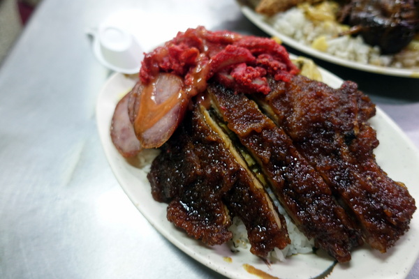 阿義的腿庫飯:(胖樺食記)樹林區人氣排隊必吃美食「阿義的腿庫飯」。雙拼主餐大份過癮/燒肉/香腸/炸(滷)排骨