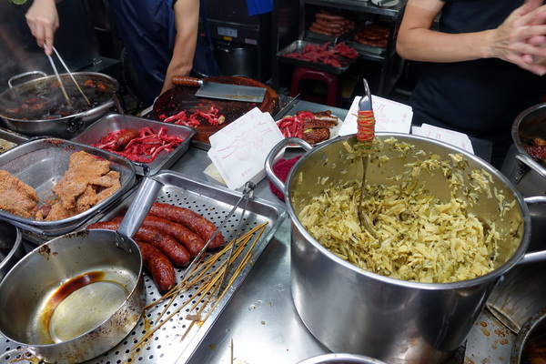 阿義的腿庫飯:(胖樺食記)樹林區人氣排隊必吃美食「阿義的腿庫飯」。雙拼主餐大份過癮/燒肉/香腸/炸(滷)排骨