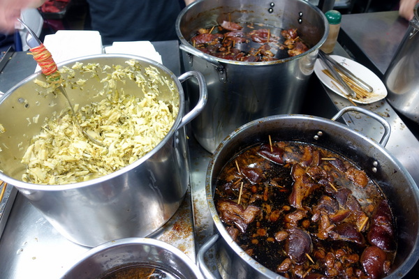 阿義的腿庫飯:(胖樺食記)樹林區人氣排隊必吃美食「阿義的腿庫飯」。雙拼主餐大份過癮/燒肉/香腸/炸(滷)排骨