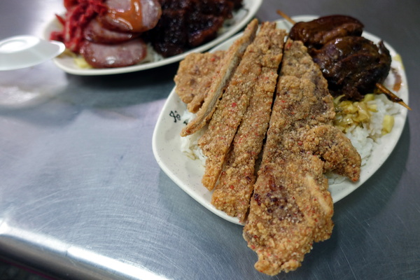 阿義的腿庫飯:(胖樺食記)樹林區人氣排隊必吃美食「阿義的腿庫飯」。雙拼主餐大份過癮/燒肉/香腸/炸(滷)排骨