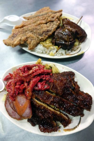 阿義的腿庫飯:(胖樺食記)樹林區人氣排隊必吃美食「阿義的腿庫飯」。雙拼主餐大份過癮/燒肉/香腸/炸(滷)排骨