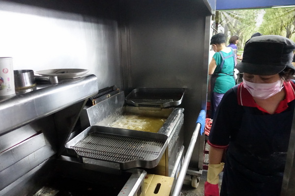 阿義的腿庫飯:(胖樺食記)樹林區人氣排隊必吃美食「阿義的腿庫飯」。雙拼主餐大份過癮/燒肉/香腸/炸(滷)排骨