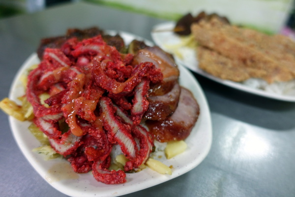 阿義的腿庫飯:(胖樺食記)樹林區人氣排隊必吃美食「阿義的腿庫飯」。雙拼主餐大份過癮/燒肉/香腸/炸(滷)排骨