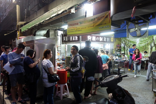 阿義的腿庫飯:(胖樺食記)樹林區人氣排隊必吃美食「阿義的腿庫飯」。雙拼主餐大份過癮/燒肉/香腸/炸(滷)排骨