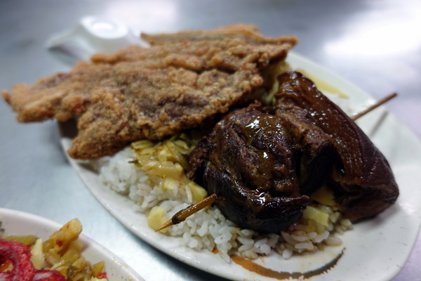 阿義的腿庫飯:(胖樺食記)樹林區人氣排隊必吃美食「阿義的腿庫飯」。雙拼主餐大份過癮/燒肉/香腸/炸(滷)排骨