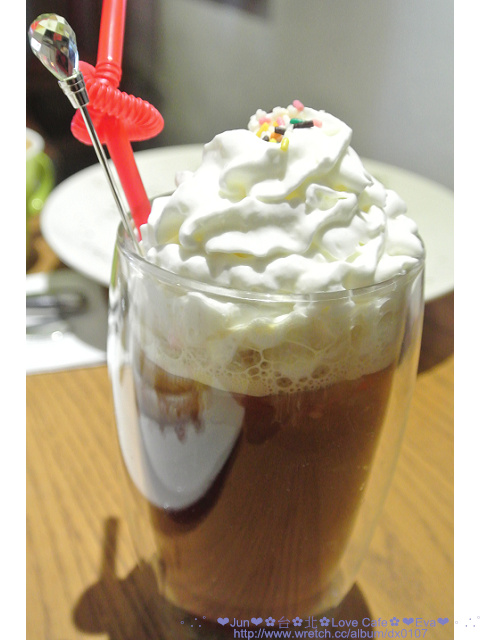 Love Café：【食記】oO。。台北　LOVE Café（美味的想念拍攝場地）　Blue Monday 就用甜吱吱有戀愛感的牛奶糖蛋捲，為大家解憂愁吧～牛奶糖蛋捲登場！！。o○。