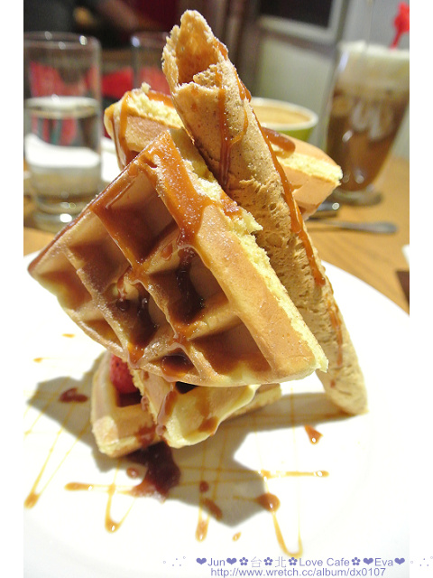 Love Café：【食記】oO。。台北　LOVE Café（美味的想念拍攝場地）　Blue Monday 就用甜吱吱有戀愛感的牛奶糖蛋捲，為大家解憂愁吧～牛奶糖蛋捲登場！！。o○。