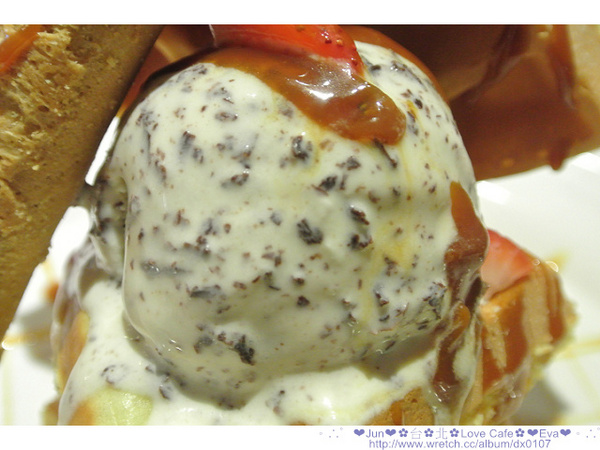 Love Café：【食記】oO。。台北　LOVE Café（美味的想念拍攝場地）　Blue Monday 就用甜吱吱有戀愛感的牛奶糖蛋捲，為大家解憂愁吧～牛奶糖蛋捲登場！！。o○。