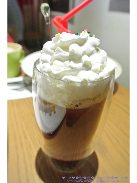 Love Café：【食記】oO。。台北　LOVE Café（美味的想念拍攝場地）　Blue Monday 就用甜吱吱有戀愛感的牛奶糖蛋捲，為大家解憂愁吧～牛奶糖蛋捲登場！！。o○。