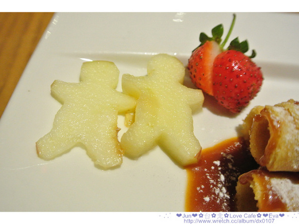 Love Café：【食記】oO。。台北　LOVE Café（美味的想念拍攝場地）　Blue Monday 就用甜吱吱有戀愛感的牛奶糖蛋捲，為大家解憂愁吧～牛奶糖蛋捲登場！！。o○。