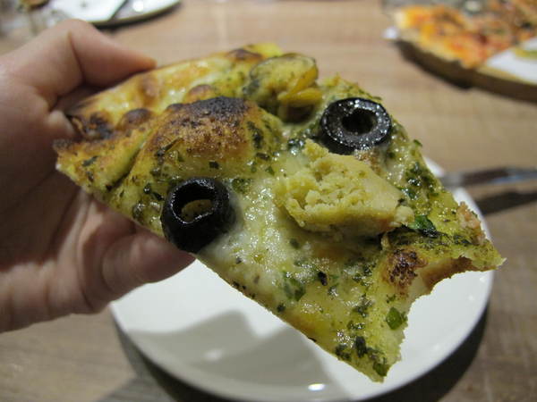 Pizzeria Oggi(敦南店)：(胖樺食記)台北市敦化南路Pizzeria Oggi二訪。正港義大利披薩餅皮薄脆Q彈。當月壽星贈送披薩一枚。