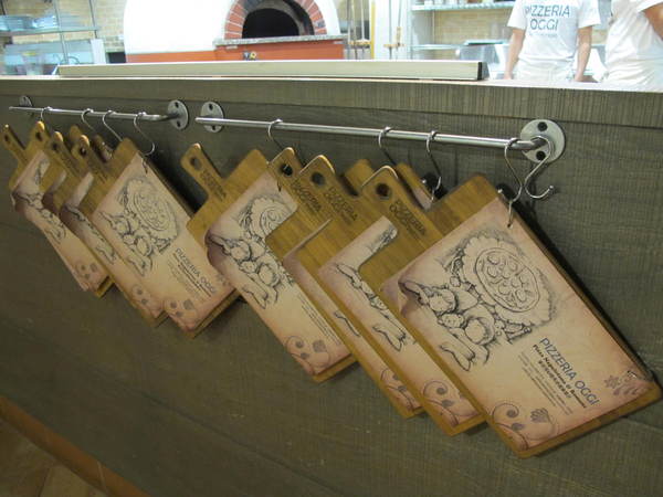 Pizzeria Oggi(敦南店)：(胖樺食記)台北市敦化南路Pizzeria Oggi二訪。正港義大利披薩餅皮薄脆Q彈。當月壽星贈送披薩一枚。