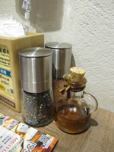 Pizzeria Oggi(敦南店)：(胖樺食記)台北市敦化南路Pizzeria Oggi二訪。正港義大利披薩餅皮薄脆Q彈。當月壽星贈送披薩一枚。