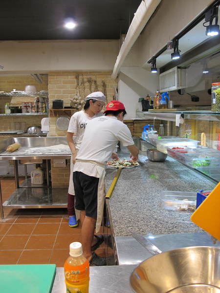 Pizzeria Oggi(敦南店)：(胖樺食記)台北市敦化南路Pizzeria Oggi二訪。正港義大利披薩餅皮薄脆Q彈。當月壽星贈送披薩一枚。