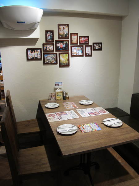 Pizzeria Oggi(敦南店)：(胖樺食記)台北市敦化南路Pizzeria Oggi二訪。正港義大利披薩餅皮薄脆Q彈。當月壽星贈送披薩一枚。