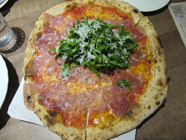 Pizzeria Oggi(敦南店)：(胖樺食記)台北市敦化南路Pizzeria Oggi二訪。正港義大利披薩餅皮薄脆Q彈。當月壽星贈送披薩一枚。
