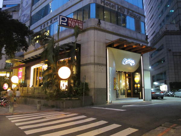 Pizzeria Oggi(敦南店)：(胖樺食記)台北市敦化南路Pizzeria Oggi二訪。正港義大利披薩餅皮薄脆Q彈。當月壽星贈送披薩一枚。