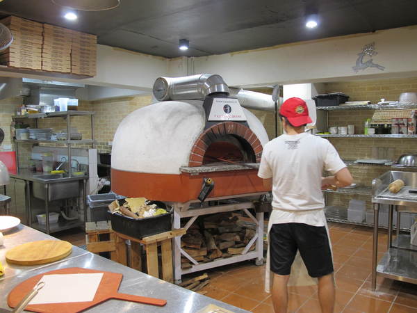 Pizzeria Oggi(敦南店)：(胖樺食記)台北市敦化南路Pizzeria Oggi二訪。正港義大利披薩餅皮薄脆Q彈。當月壽星贈送披薩一枚。