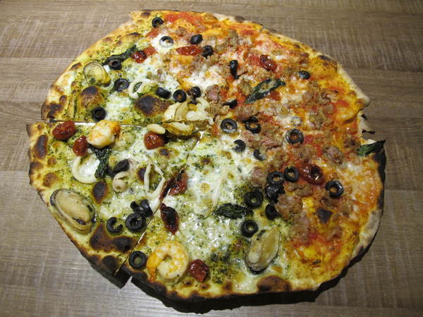 Pizzeria Oggi(敦南店)：(胖樺食記)台北市敦化南路Pizzeria Oggi二訪。正港義大利披薩餅皮薄脆Q彈。當月壽星贈送披薩一枚。