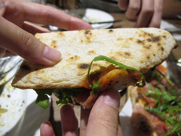 Pizzeria Oggi(敦南店)：(胖樺食記)台北市敦化南路Pizzeria Oggi二訪。正港義大利披薩餅皮薄脆Q彈。當月壽星贈送披薩一枚。