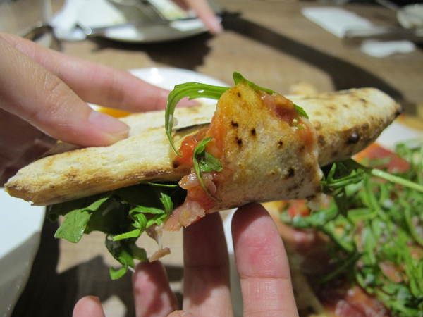 Pizzeria Oggi(敦南店)：(胖樺食記)台北市敦化南路Pizzeria Oggi二訪。正港義大利披薩餅皮薄脆Q彈。當月壽星贈送披薩一枚。