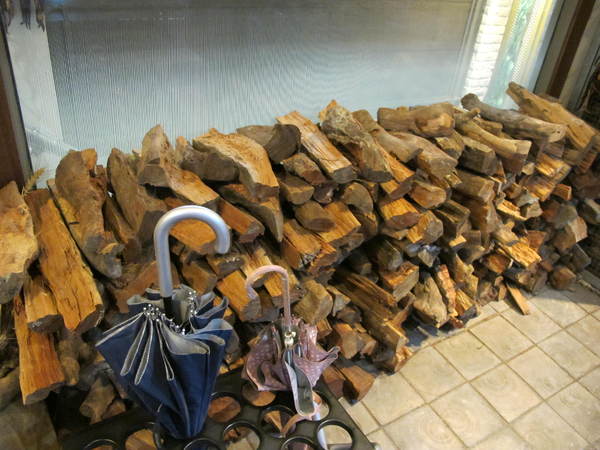 Pizzeria Oggi(敦南店)：(胖樺食記)台北市敦化南路Pizzeria Oggi二訪。正港義大利披薩餅皮薄脆Q彈。當月壽星贈送披薩一枚。