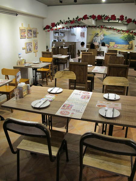 Pizzeria Oggi(敦南店)：(胖樺食記)台北市敦化南路Pizzeria Oggi二訪。正港義大利披薩餅皮薄脆Q彈。當月壽星贈送披薩一枚。