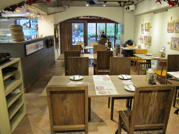 Pizzeria Oggi(敦南店)：(胖樺食記)台北市敦化南路Pizzeria Oggi二訪。正港義大利披薩餅皮薄脆Q彈。當月壽星贈送披薩一枚。