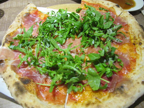 Pizzeria Oggi(敦南店)：(胖樺食記)台北市敦化南路Pizzeria Oggi二訪。正港義大利披薩餅皮薄脆Q彈。當月壽星贈送披薩一枚。